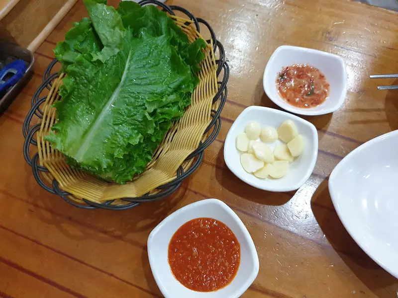 다채로운 쌈 채소와 소스