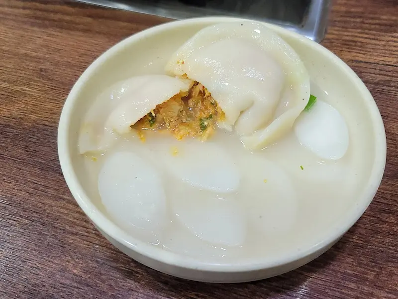 만두 속을 보여주는 사진