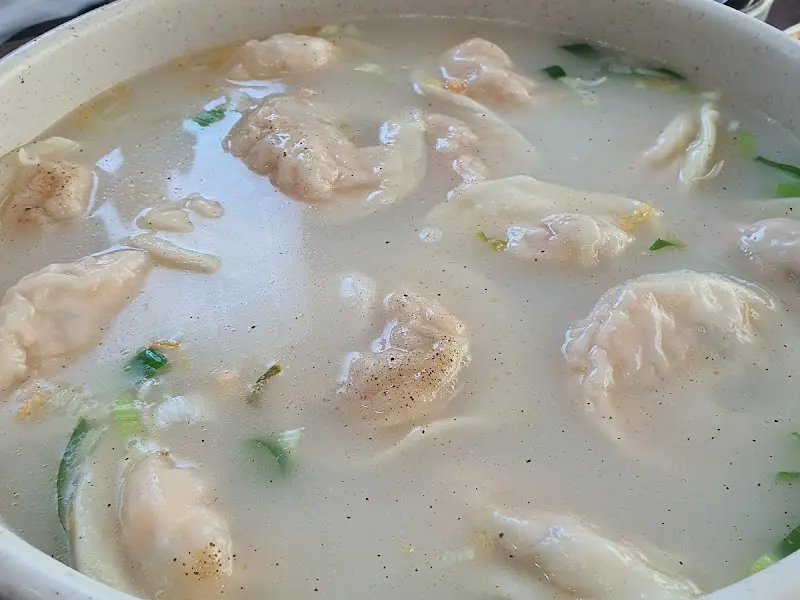 만두와 떡이 함께 있는 모습