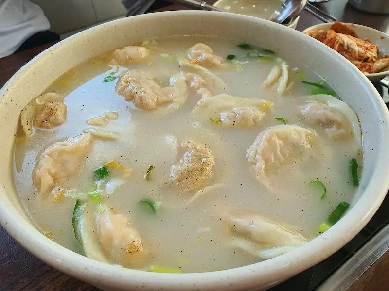 만두와 떡이 담긴 또 다른 각도의 사진