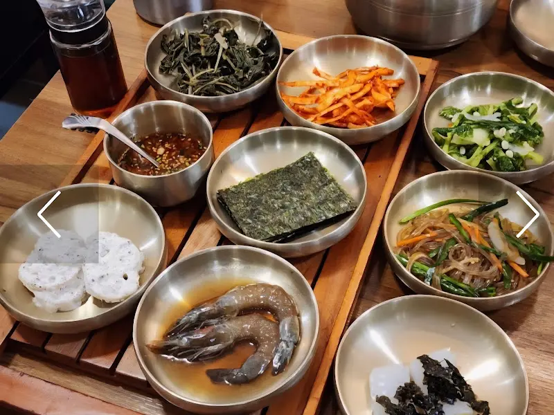 다양한 밑반찬이 담긴 놋그릇