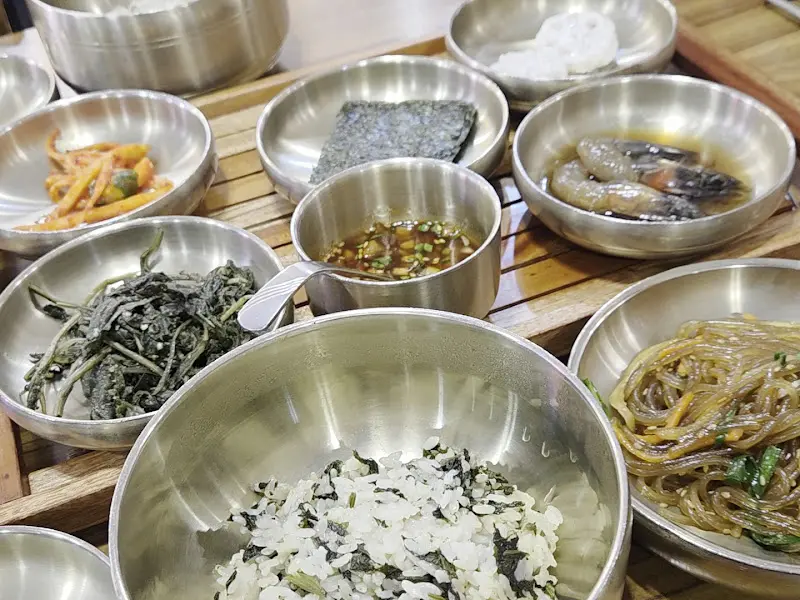 놋그릇에 정갈하게 담긴 반찬들