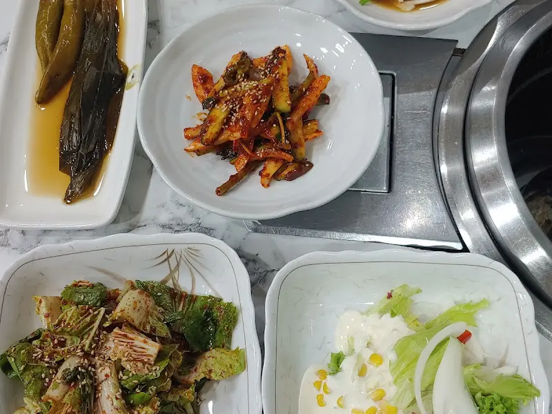 푸짐하게 차려진 밑반찬