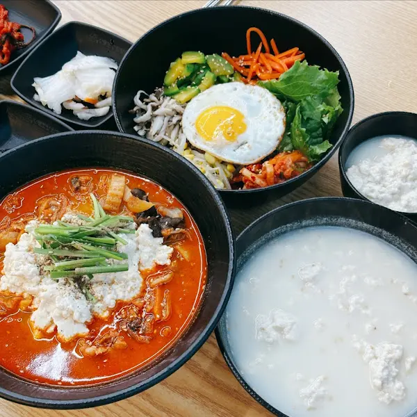 차돌 짬뽕 순두부와 기본 순두부 한상차림