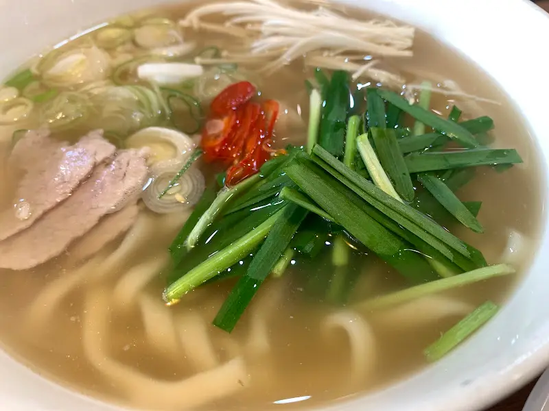 칼국수 면이 담긴 맑은 국물 요리