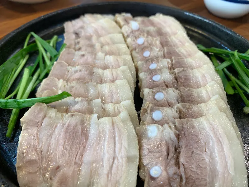  가지런히 놓여진 수육의 모습