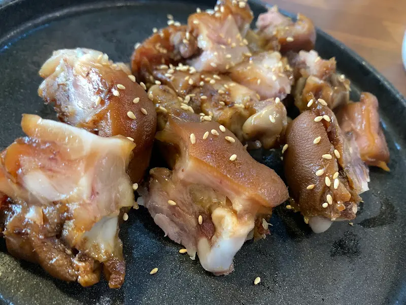 접시에 담겨진 족발 클로즈업 사진