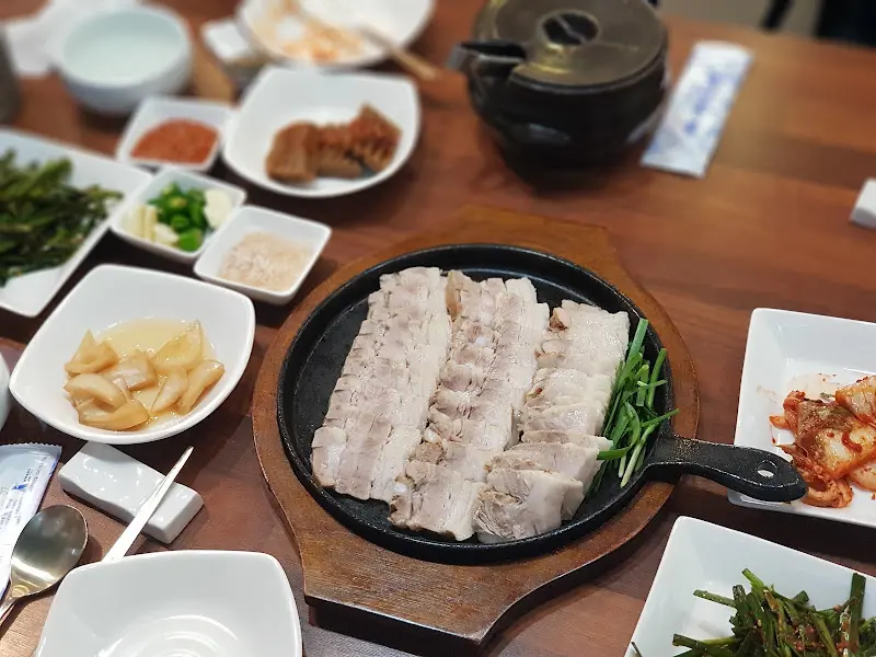 수육과 곁들임 반찬