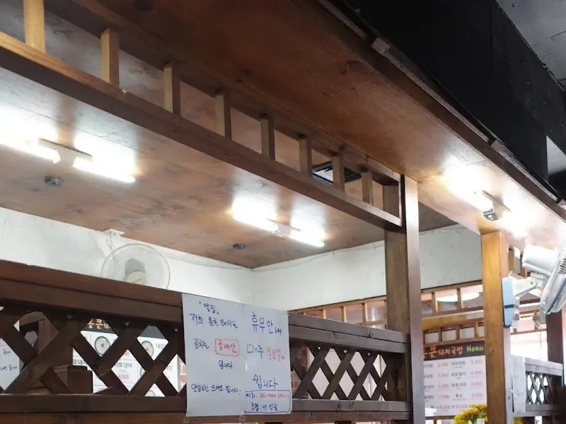 천장 조명과 나무 구조물