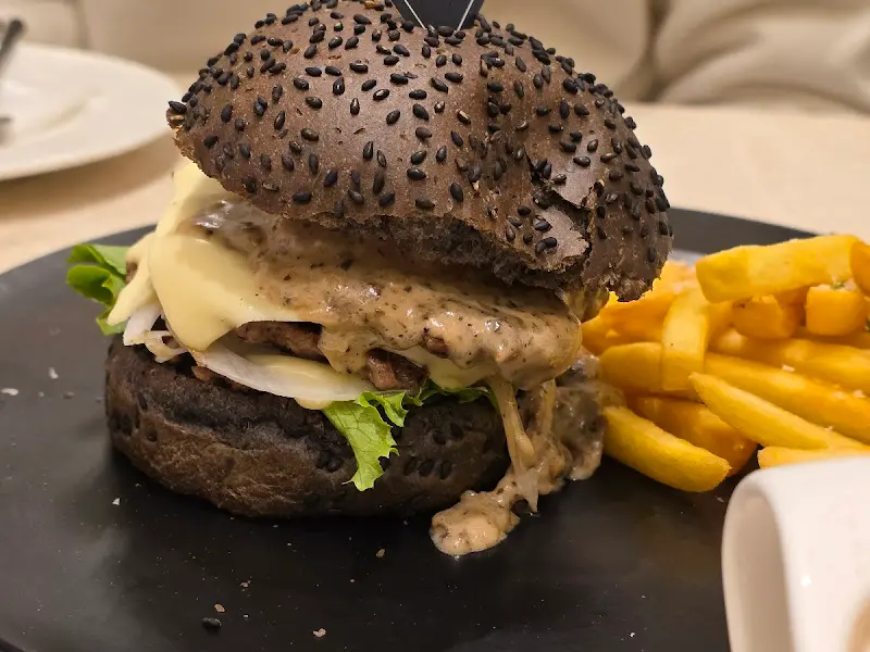 고메 블랙 치즈 버거 디테일