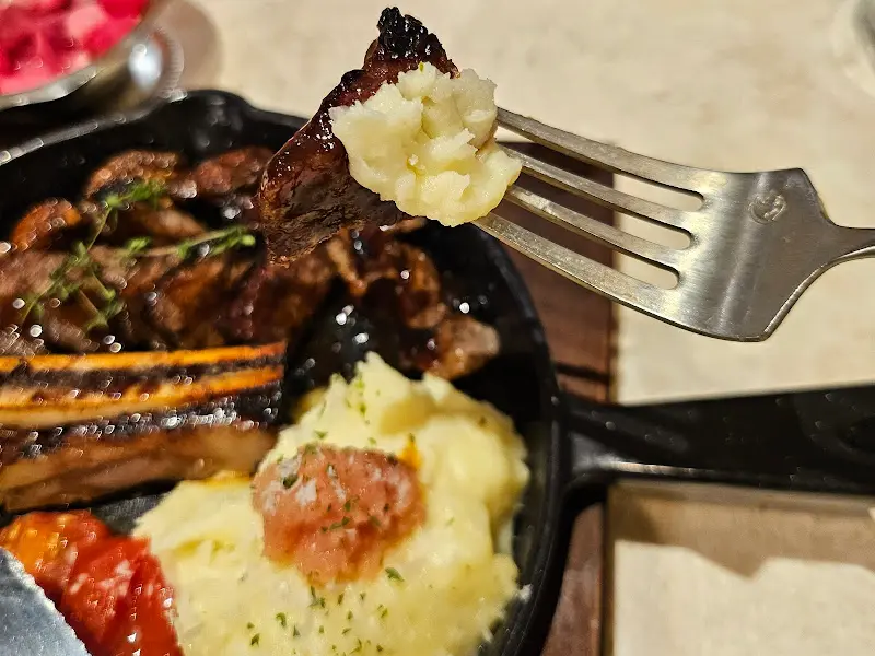우대갈비 스테이크와 매쉬포테이토