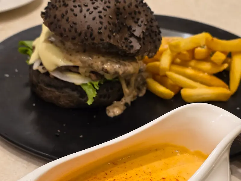 고메 블랙 치즈 버거와 소스