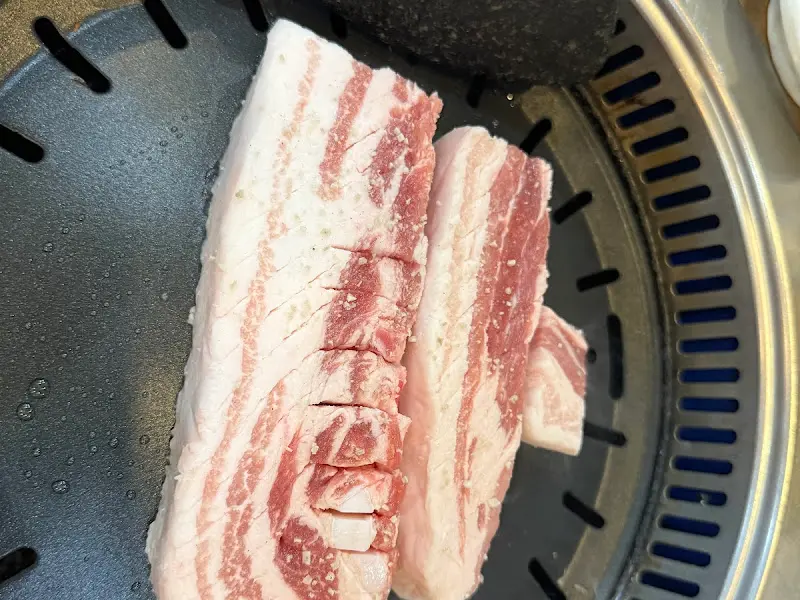 두툼한 숙성 생목살의 자태