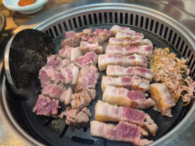 불판 위에서 익어가는 목살과 멜젓