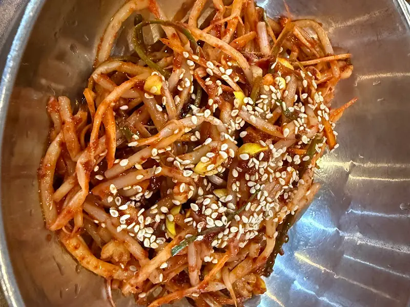 맛찬들왕소금구이의 콩나물 무침