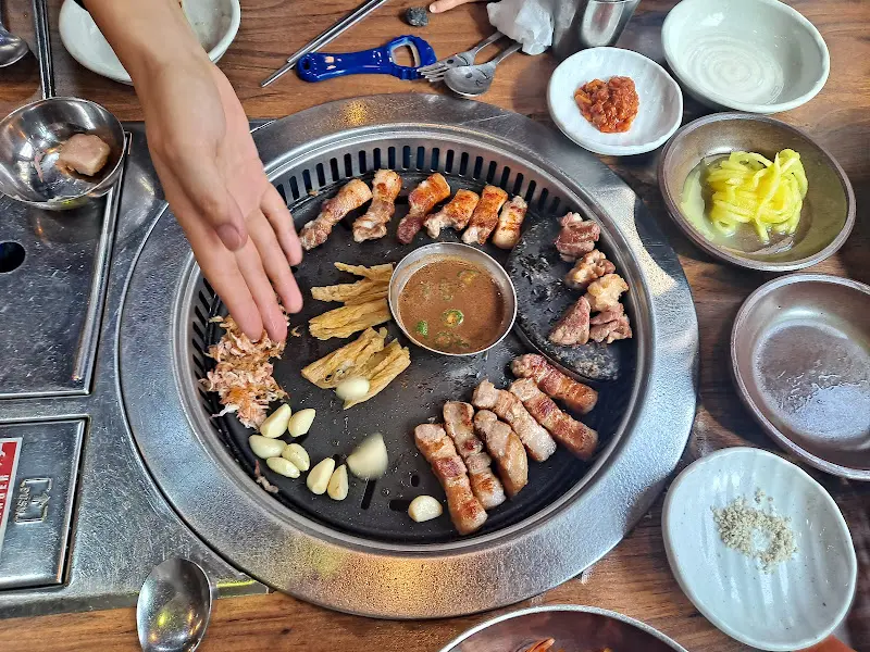 맛찬들왕소금구이의 푸짐한 한 상 차림