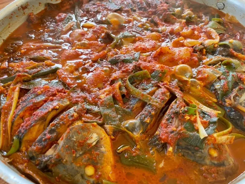 매콤한 양념에 졸여진 붕어찜