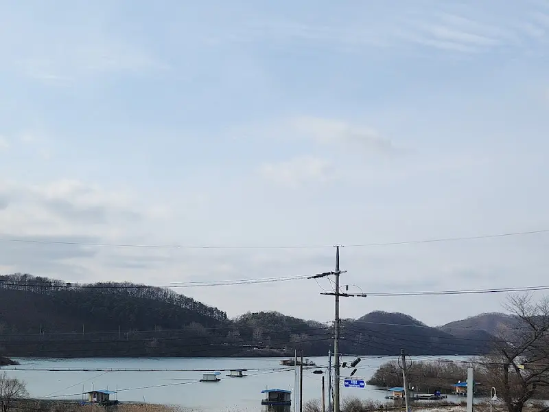 식당 주변의 아름다운 저수지 풍경