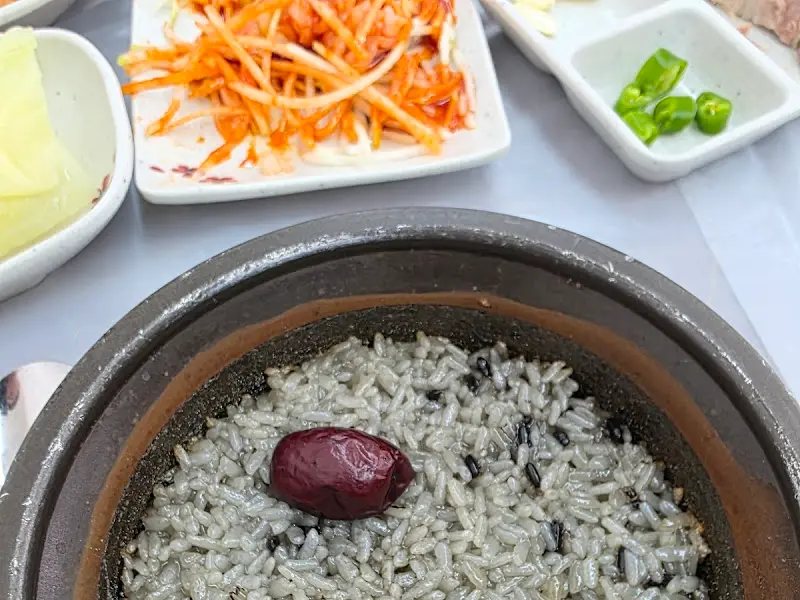 윤기가 흐르는 흑미 돌솥밥