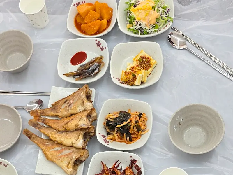 정갈하게 담겨 나온 다양한 반찬들