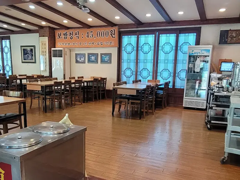 넓고 쾌적한 식당 내부