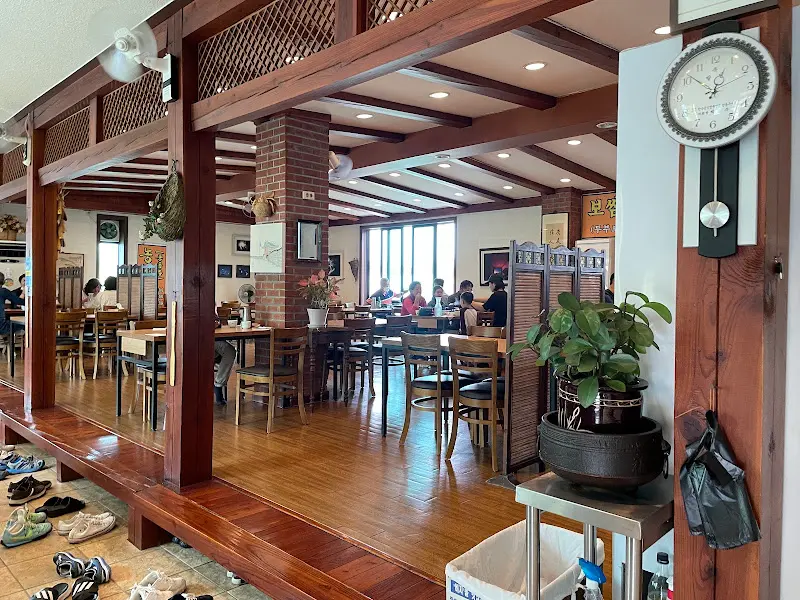 편안한 분위기의 식당 내부