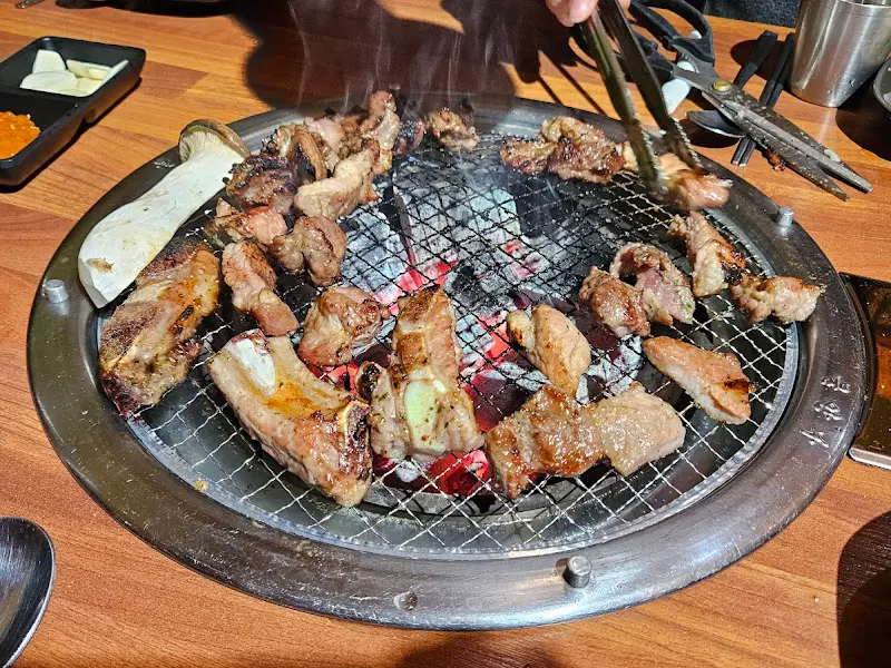 불판 가득 채워진 돼지갈비