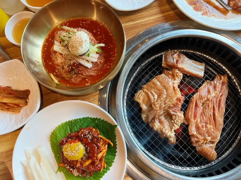 돼지갈비, 육회, 냉면 한 상 차림