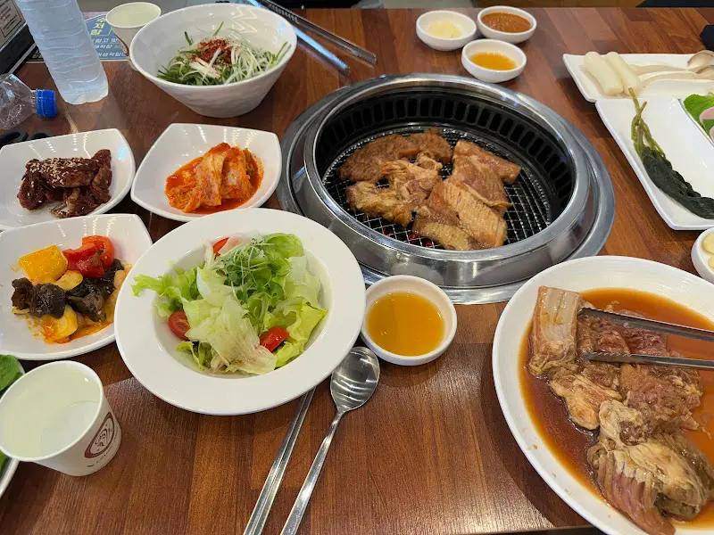 솔가숯불갈비의 푸짐한 한 상 차림