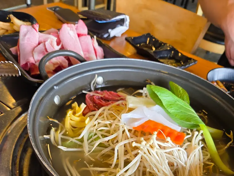 신선한 재료가 가득한 말고기 샤브샤브