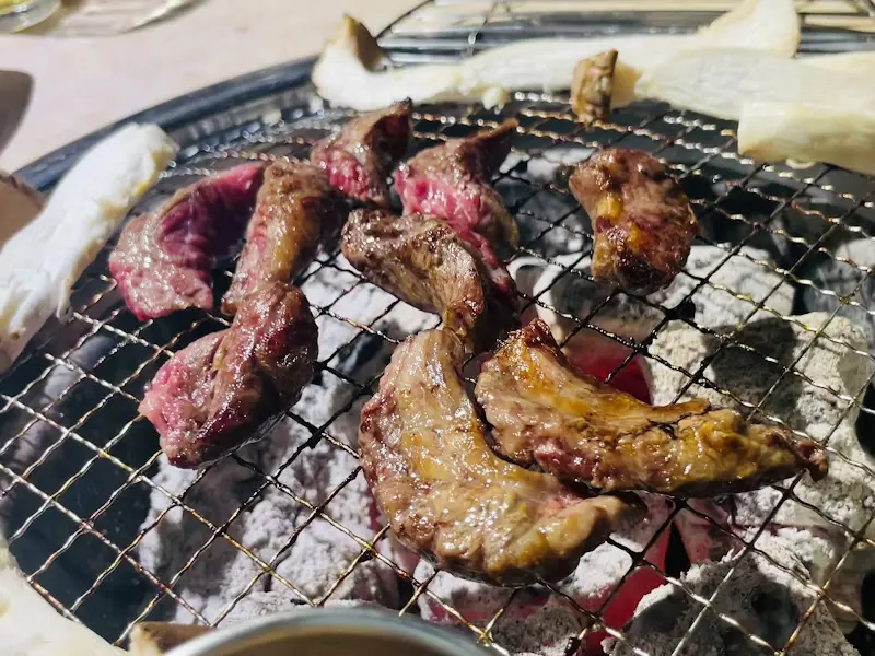 숯불 위에서 맛있게 익어가는 숙성 소고기