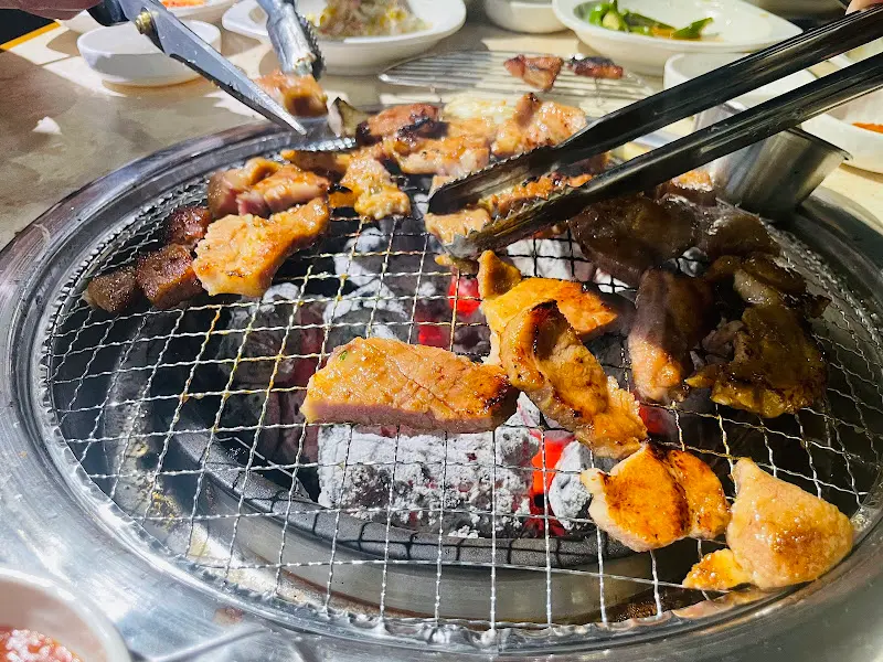 숯불에 구워진 숙성 돼지고기의 환상적인 비주얼