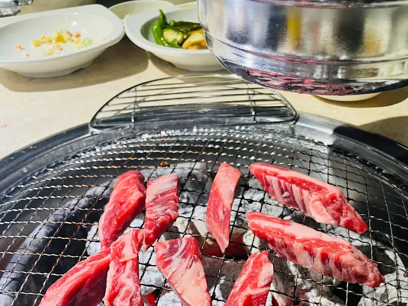 불판 위에서 지글거리는 숙성 소고기의 향연