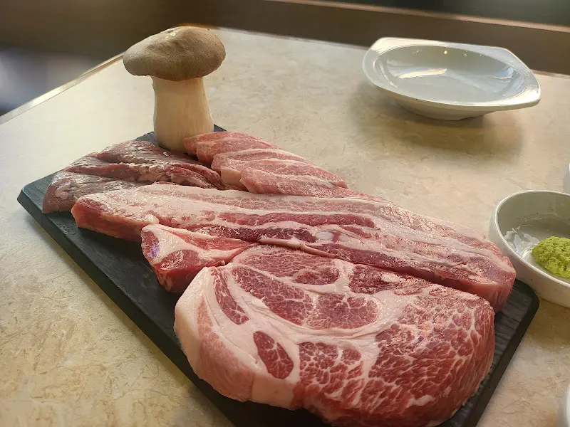 두툼한 숙성 삼겹살의 압도적인 비주얼