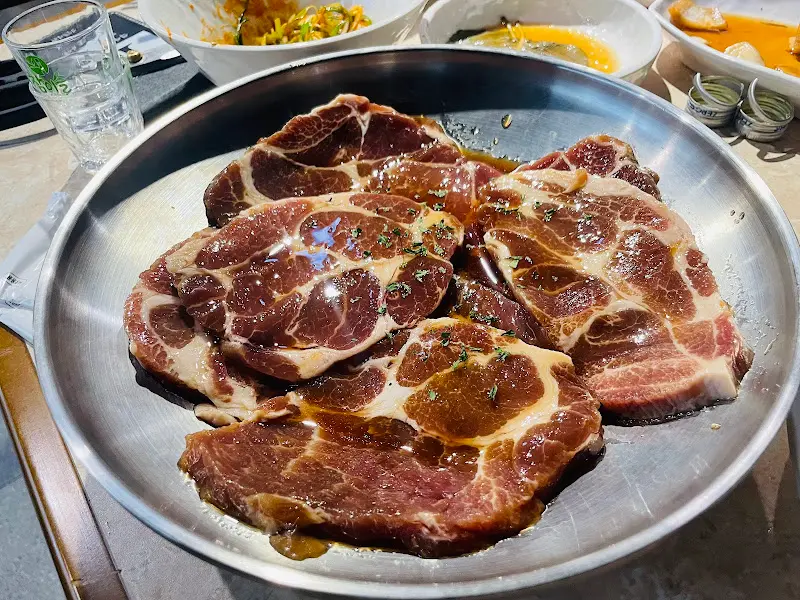 입맛을 돋우는 돼지갈비의 향긋한 풍미