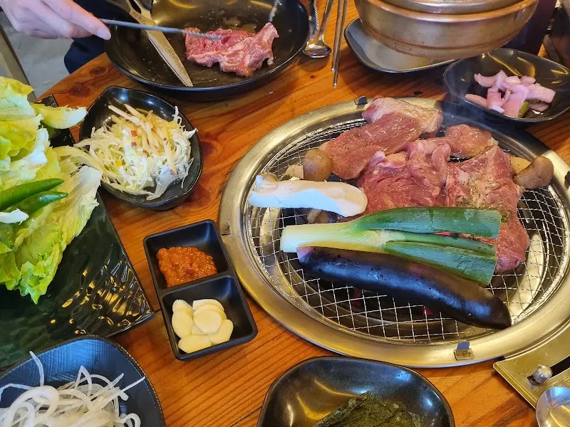 돼지갈비와 곁들임 채소