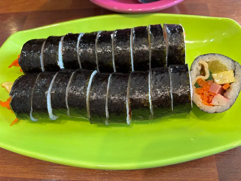 정갈하게 담긴 김밥