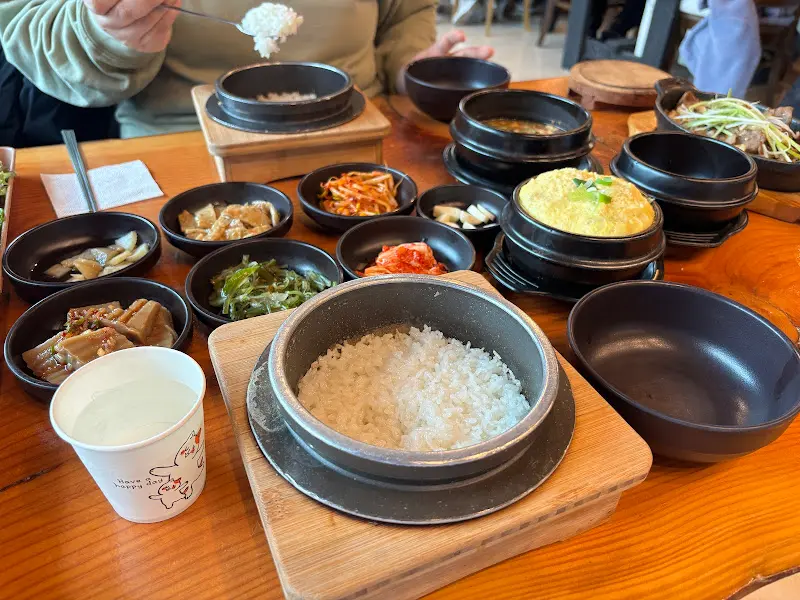 윤기가 흐르는 오대미 돌솥밥