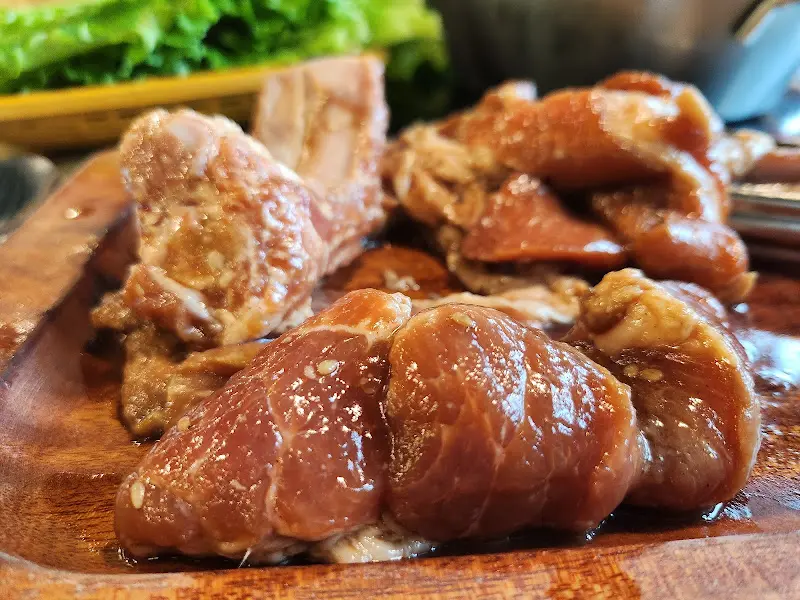 윤기가 흐르는 돼지양념갈비. 신선함이 느껴지는 붉은 빛깔이 식욕을 자극한다.