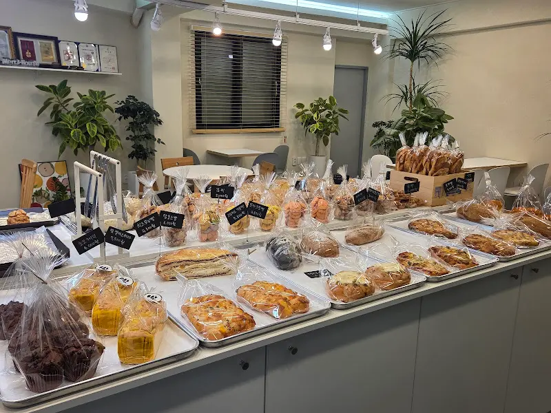 다양한 빵 종류가 진열된 모습