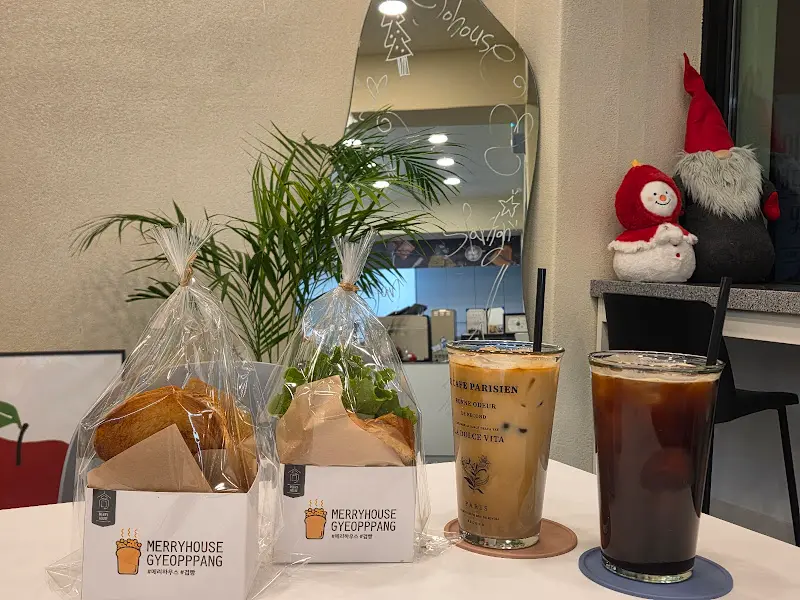 포장된 샌드위치와 음료