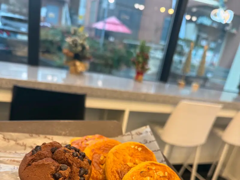 진열대 안의 빵