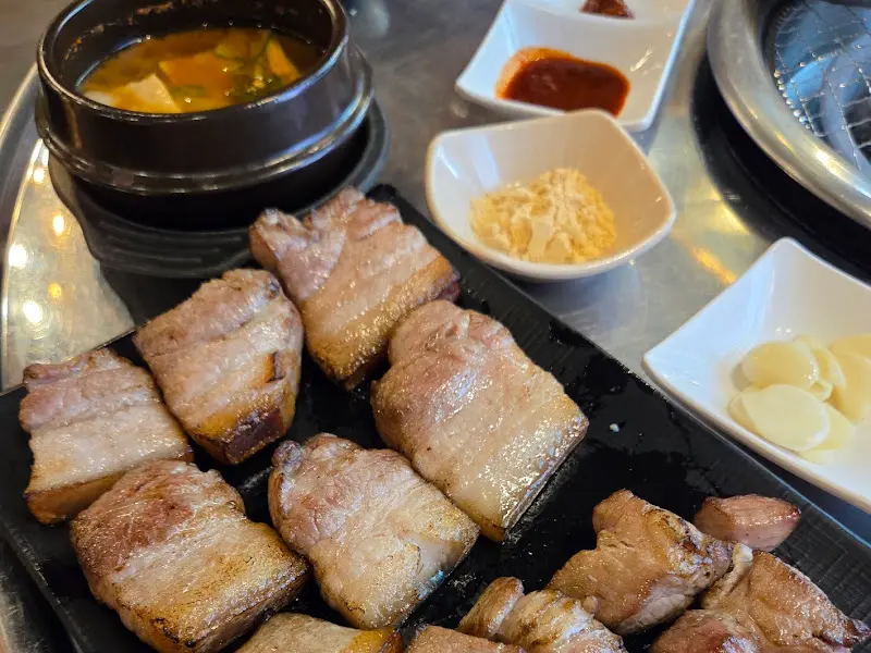 잘 구워진 삼겹살 한 점