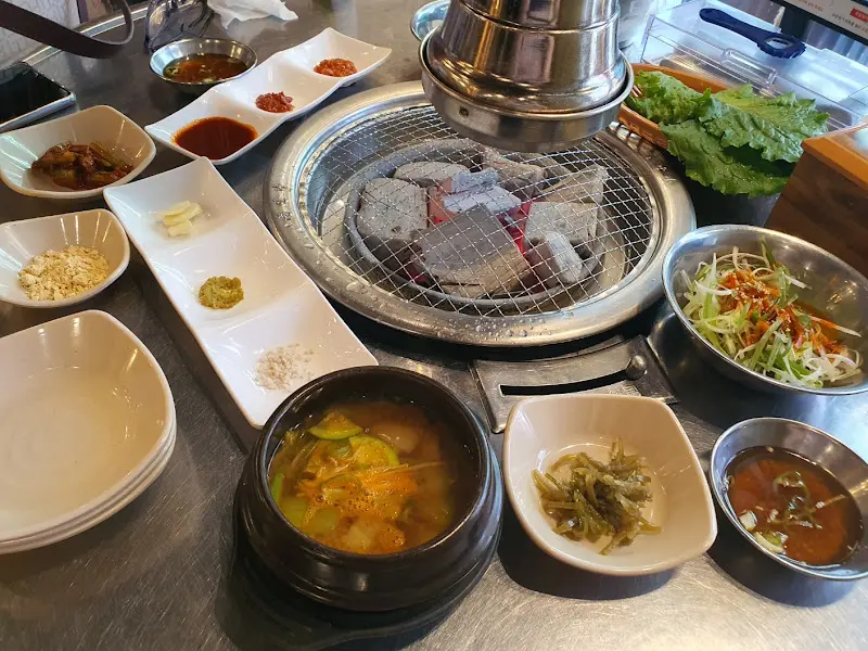 숯불 위에 올려진 고기