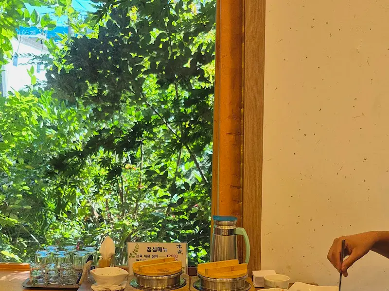 창밖으로 보이는 푸르른 풍경