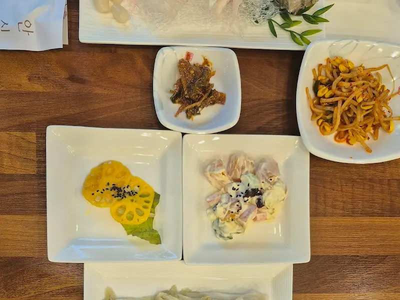 다채로운 밑반찬들