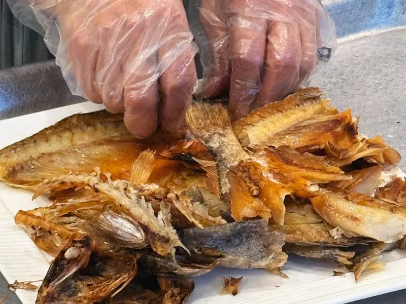 보리굴비를 손질하는 모습