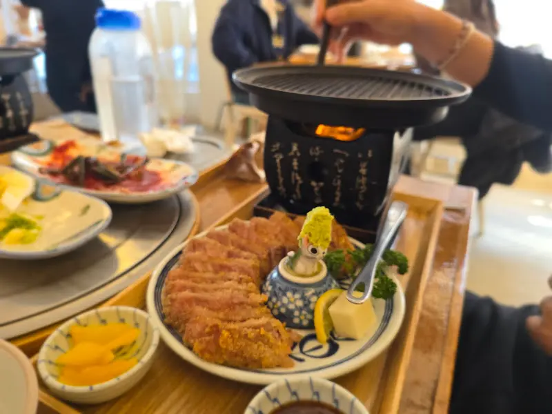 화로 위에서 지글거리는 규카츠의 모습