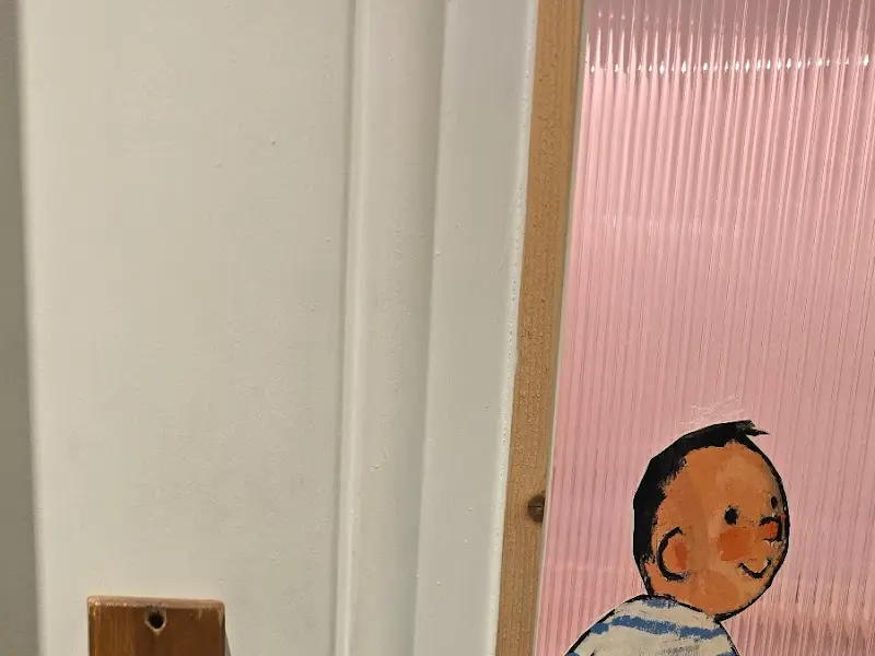 벽에 걸린 귀여운 그림