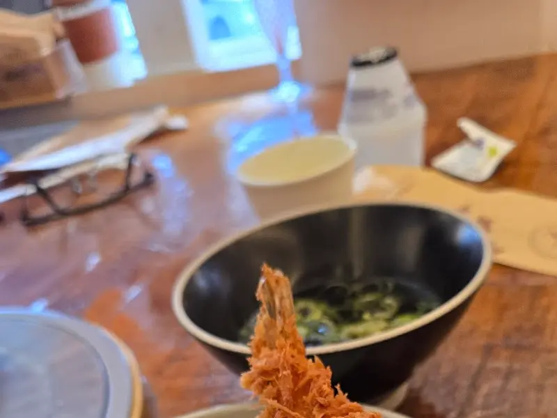 테이블 위에 놓인 식기류